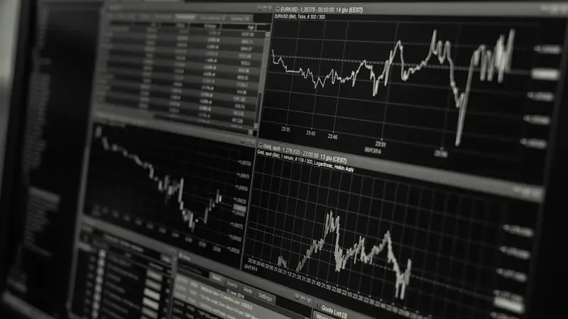 Bildschirme mit Aktienkursen und Charts