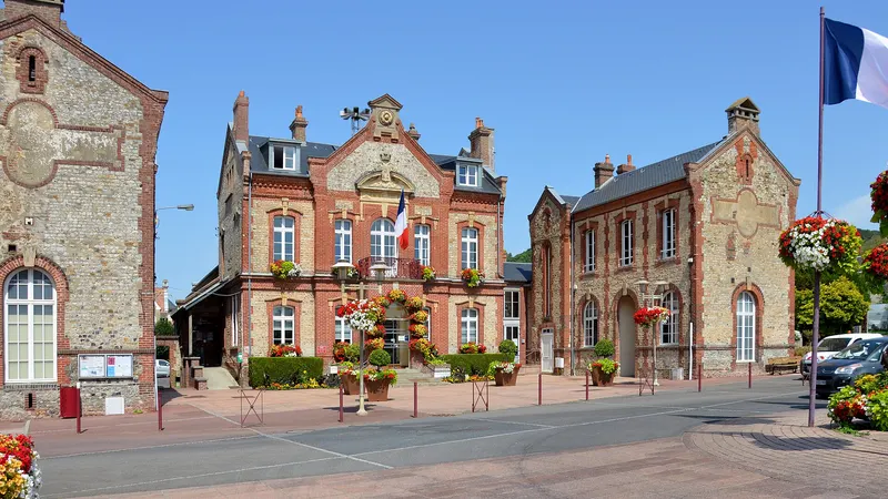 Hôtel de ville de Houlgate en briques, fleuri, avec le drapeau français au premier plan