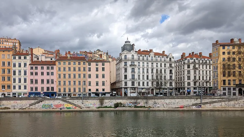 Façades d'immeubles colorés sur le quai Saint-Vincent à Lyon, au bord de la Saône