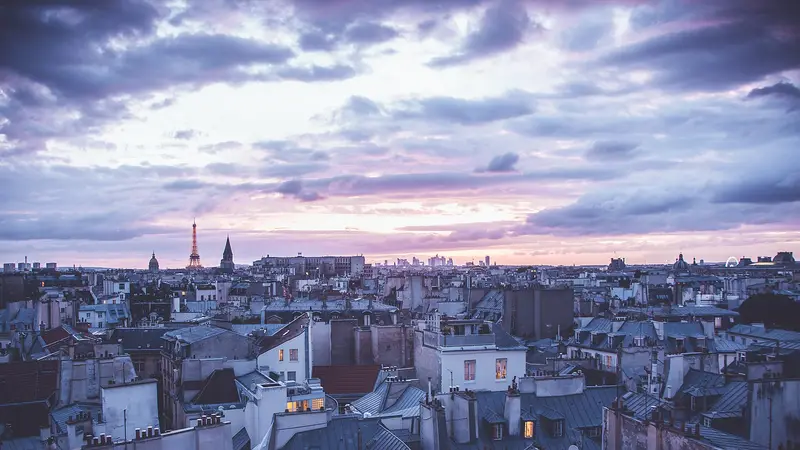 Toits de Paris au crépuscule, avec la tour Eiffel au loin